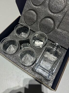 (NEW) Premium Whiskey Glass Decanter Set with 4 Glasses